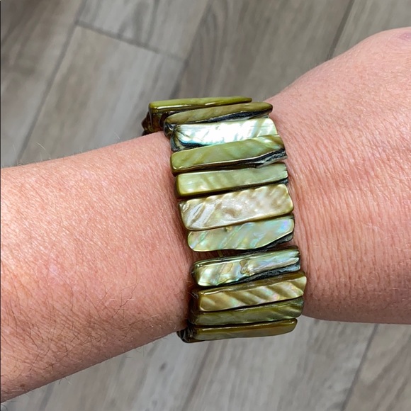 Green abalone cuff bracelet - Picture 2 of 5